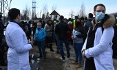 Nawalny-Anhänger, darunter auch Ärzte, demonstrieren vor dem Gefängnis in der Stadt Pokrow. (picture-alliance/Evgeny Odinokov)