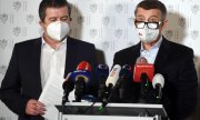 Tschechiens Premier Babiš (rechts) sowie Innen- und Außenminister Hamáček geben die Ausweisung von 18 russischen Diplomaten bekannt. (© picture-alliance/Michaela Rihova)