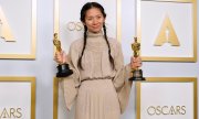 Chloé Zhao won Oscars for best film and best director with Nomadland, a film about modern-day nomad workers in the US. (© picture-alliance/Chris Pizzello)