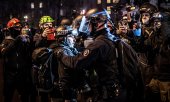Fransa'da yeni güvenlik yasasını protesto eden göstericiler tutuklanırken (12 Aralık 2020). (© picture-alliance/dpa)
