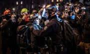 Interpellation d'un journaliste en France lors d'une manifestation contre la "loi sécurité globale", le 12 décembre 2020. (© picture-alliance/Fabien Pallueau)