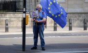 A Remainer holds an EU flag on 23 June in London. (© picture-alliance/David Cliff)