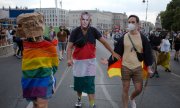 A man wearing a mask depicting Orbán's face protests in Berlin against anti-gay discrimination in the new Hungarian law. (© picture-alliance/Markus Schreiber)