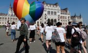 Протест против нового закона перед зданием парламента в Будапеште, 8 июля 2021 года. (© picture-alliance/Ласло Балог)