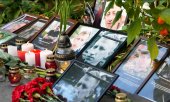 Flowers and photos outside the Belarusian House in Kyiv on August 3. (© picture-alliance/Efrem Lukatsky)