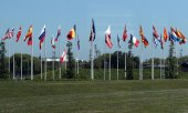 Flags outside the Nato headquarters in Brussels. (© picture-alliance/Dursun Aydemir)