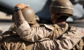 Двое военнослужащих ВМФ США в Кабуле 27 августа 2021 года. (© picture-alliance/ ZUMAPRESS.com  U.S. Marines)