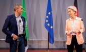 Kommissionspräsidentin Ursula von der Leyen mit dem Biontech-Gründer Uğur Şahin. (© picture alliance/dpa/Kay Nietfeld)