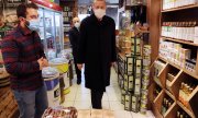 Erdoğan at a supermarket in Istanbul. (© picture-alliance/Murat Cetinmuhurdar/Anadolu)