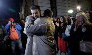 Kiril Petkov, partisinin eşbaşkanı Asen Vasilev ile kucaklaşırken. (© picture-alliance/AP/Valentina Petrova)