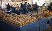 Auf einem Markt in Ankara am 12. Dezember. In der Türkei sind Lebensmittel zuletzt 27 Prozent teurer geworden. (© picture alliance/ASSOCIATED PRESS/Burhan Ozbilici)