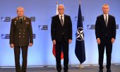 Слева направо: заместитель министра обороны РФ Александр Фомин, заместитель министра иностранных дел РФ Александр Грушко и генеральный секретарь НАТО Йенс Столтенберг 12 января в Брюсселе. (© picture alliance/dpa/Sputnik/Алексей Витвицкий)