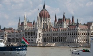 Das Parlamentsgebäude in Budapest. (© picture alliance/ZUMAPRESS.com/Aleksander Kalka)