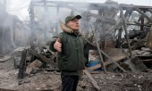 A man stands in front of a house destroyed by air strikes in Horenka, near the capital Kyiv, on 6 March 2022. (picture alliance/ASSOCIATED PRESS/Efrem Lukatsky)