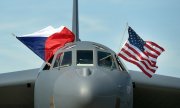 Bombarder B-52 Stratofortress kam am 17. September 2015 auf dem Flughafen Leos Janacek in Mosnov bei Ostrava, Tschechische Republik, an, um an den NATO-Tagen und den Tagen der tschechischen Luftwaffe teilzunehmen. (© picture alliance / dpa / Jaroslav Ozana)