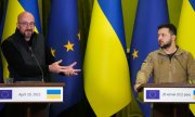 Charles Michel (left) and Volodymyr Zelensky on 20 April. (© picture alliance/ASSOCIATED PRESS/Efrem Lukatsky)