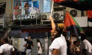 Martinik'in Fort-de-France şehrindeki genel grev kapsamında düzenlenen barışçıl protesto gösterisi, 29 Kasım 2021. (© picture alliance/abaca/Lafargue Raphael)