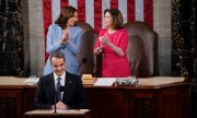 Спикер Палаты представителей Конгресса США Нэнси Пелоси (справа) и вице-президент США Камала Харрис (слева) аплодируют премьер-министру Греции Кириакосу Мицотакису во время его выступления перед Конгрессом в Вашингтоне во вторник, 17 мая 2022 года. (© picture-alliance/ASSOCIATED PRESS/Эван Вуччи)