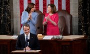 Speaker of the House of Representatives Nancy Pelosi (right) and Vice President Kamala Harris (left) applaud Greece's Prime Minister Kyriakos Mitsotakis during his speech to Congress in Washington on Tuesday, 17 May 2022. (© picture alliance / ASSOCIATED PRESS / Evan Vucci)