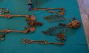 Skelett eines Opfers des Franco Regimes nach einer Exhumierung aus einem Massengrab auf dem Friedhof in Guadalajara, Spanien, 07.10.2021. (© picture alliance / ASSOCIATED PRESS / Manu Fernandez)