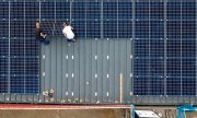 Mit Sonnenkollektoren auf dem Dach einen Beitrag zum Klimaschutz leisten? (© picture alliance/Jochen Tack)