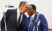 Der russische Außenminister Lawrow (links) mit seinem Amtskollegen Gakosso im kongolesischen Oyo am 25. Juli 2022. (© picture alliance/ASSOCIATED PRESS/Uncredited)