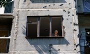 Uluslararası Af Örgütü'ne göre, Ukrayna ordusu kimi bölgelerde sivillerin yaşadığı binalara mevzilenerek kendi halkını riske atıyor. (© picture alliance/ASSOCIATED PRESS/David Goldman)