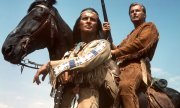 Dürfen heute nicht mehr Helden sein: Winnetou (Pierre Brice, links) und Old Shatterhand (Lex Barker). (© picture-alliance/dpa/dpa)