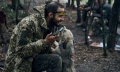 Ein ukrainischer Soldat macht Pause in der zurückeroberten Region um Charkiw. (© picture alliance/ASSOCIATED PRESS/Kostiantyn Liberov)