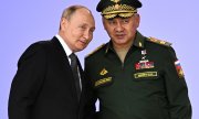 Putin, hier mit Verteidigungsminister Schoigu, drohte mehrfach, einen Angriff auf russisches Territorium mit allen Mitteln zu beantworten. (© picture alliance/ASSOCIATED PRESS/Uncredited)
