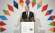 Канцлер ФРГ Шольц выступает на саммите ЕС в Праге, 7 октября 2022 года. (©picture alliance/dpa/Кай Нитфельд)