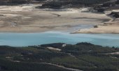 Ekim 2022'de Yesa baraj gölündeki su seviyesinin azalması nedeniyle çiftçiler sulamayı sonlandırmak zorunda kaldı. (© picture alliance / EPA / JESUS DIGES)