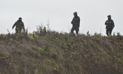 Polnische Polizisten untersuchen den Raketeneinschlag in Przewodów. (© picture alliance/AA /Artur Widak)