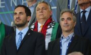 Le Premier ministre, Viktor Orbán, aime assister à des matchs de football en arborant des écharpes nationales. Ici lors d'une rencontre contre l'Italie, le 7 juin 2022, à Rome. (© picture alliance/Marco Iacobucci/Marco Iacobucci/ipa-agency.net)