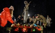 Tributes are laid down at the Holodomor Victims Memorial in Kyiv. (© picture-alliance/EPA/OLEG PETRASYUK)