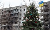 A Christmas tree in front of burnt out buildings in Borodianka, Ukraine, on 3 January. (© picture alliance / AA / Oleksii Chumachenko)