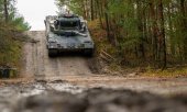 The Leopard 2 is described by some as the most powerful tank in the world. (© picture-alliance/dpa/Philipp Schulze)