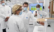 Von der Leyen und Bourla am 23. April 2021 bei einem gemeinsamen Besuch des Pfizer-Standorts in Puurs, Belgien. (© picture alliance / ASSOCIATED PRESS / John Thys)