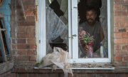 A man looks out of what remains of his kitchen window in Bakhmut on 22 June 2022. (© picture alliance / ASSOCIATED PRESS / Efrem Lukatsky)