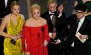 Regisseur Daniel Roher (rechts) und Nawalnys Familie nehmen den Oscar entgegen. (© picture-alliance/Chris Pizzello/Invision/AP)