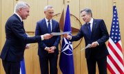 De gauche à droite : Pekka Haavisto, le secrétaire général de l'OTAN Jens Stoltenberg et Antony Blinken, le 4 avril à Bruxelles. (© picture alliance / ASSOCIATED PRESS / Johanna Geron)