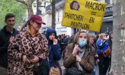 'Макрон - это Тэтчер в штанах', - один из плакатов на первомайской демонстрации в Париже. (© picture-alliance/dpa)
