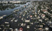 La région de Kherson inondée. La cause de la rupture du barrage n'a pas encore été établie formellement. (© picture alliance/ASSOCIATED PRESS/Libkos)