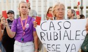 Manifestantes demandent la suspension de Rubiales devant le siège de la Fédération espagnole de football. (© picture-alliance/EPA / Mariscal)