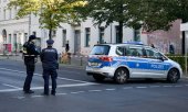 Die Berliner Polizei riegelt die Straße nach einem Brandanschlag auf die Synagoge der Gemeinde Kahal Adass Jisroel ab. (© picture alliance / ASSOCIATED PRESS / Markus Schreiber)