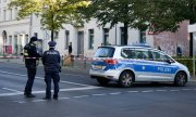 Police in Berlin seal off the street after an arson attack on the synagogue of the Kahal Adass Yisroel community. (© picture alliance / ASSOCIATED PRESS / Markus Schreiber)