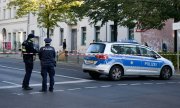 Kahal Adass Yisroel cemaatine ait sinagoga yapılan kundaklama saldırısının ardından Berlin polisi sokağı yaya ve araç trafiğine kapattı. (© picture alliance / ASSOCIATED PRESS / Markus Schreiber)