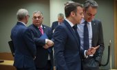 Szene am Rande des Gipfels: Macron spricht mit dem griechischen Premier Mitsotakis, im Hintergrund Orbán im Gespräch mit Bulgariens Regierungschef Denkow. (© picture alliance / NurPhoto / Nicolas Economou)