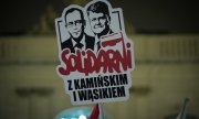 Protestplakat des PiS-Lagers mit dem abgewandelten Logo der Solidarność. (© picture alliance / NurPhoto / Jaap Arriens)