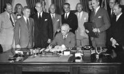 Le président américain de l'époque Harry S. Truman, signant le texte du traité, le 4 avril 1949. (© picture-alliance/Everett Collection)
